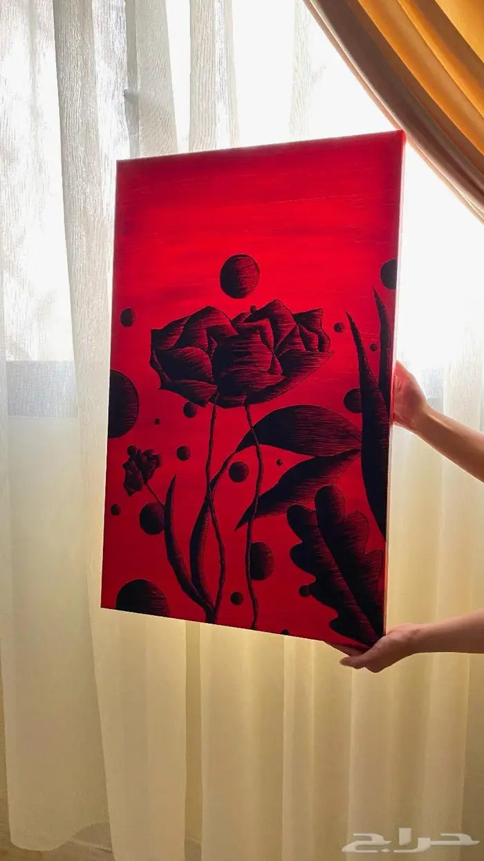 لوحة فنية كبيرة الحجم بخلفية حمراء وزهور سوداء 1
