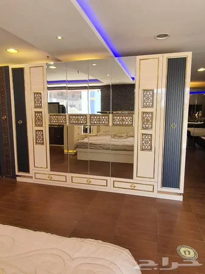 غرفة نوم ملكيه فخمة اضاءه بجهاز تحكم 0