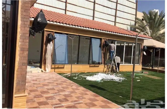 زجاج سكريت  قواطع مكتبية  شاوارات حمام  درابزين  الومنيوم   9
