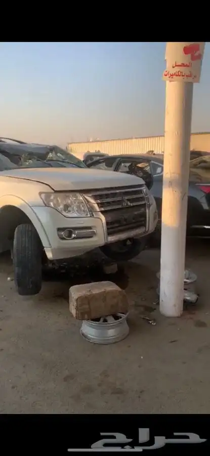 قطع غيار ميتسوبيشي باجيرو مصدوم. قطع غيار تشليح فقط 3
