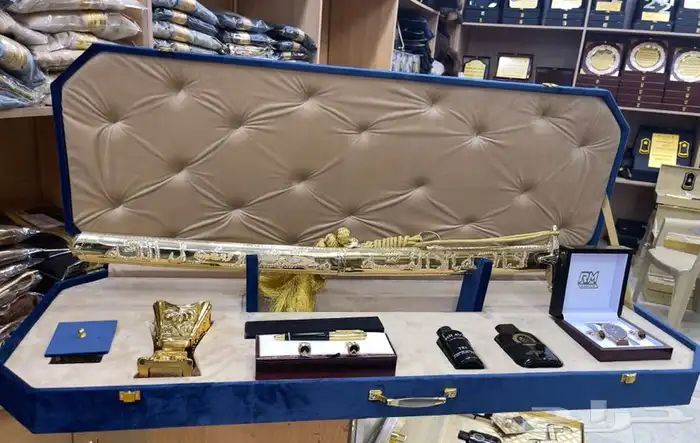 هدية رجال بشت شتوي سيف درع عطر ساعة زوج 3