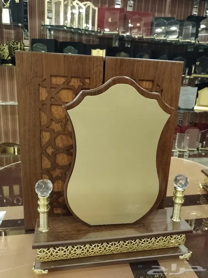 درع خشبي بصندوق خشبي 1