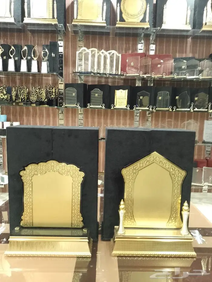 درع اكريليك بعلبة قطيفة 1