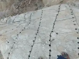 معلم حجر وبوكلين للايجار وتخريم صخور 9