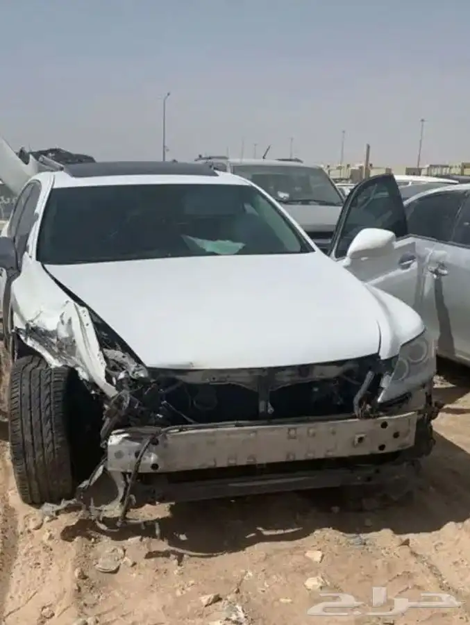 لكزس 460 LS مصدووم للبيع قطع غيار فقط 0