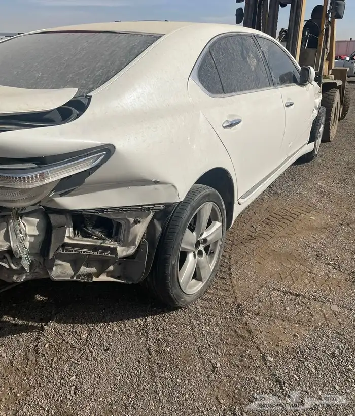 لكزس 460 LS مصدووم للبيع قطع غيار فقط 2