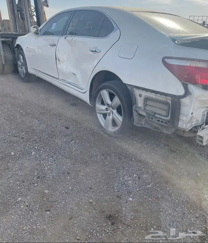 لكزس 460 LS مصدووم للبيع قطع غيار فقط 3