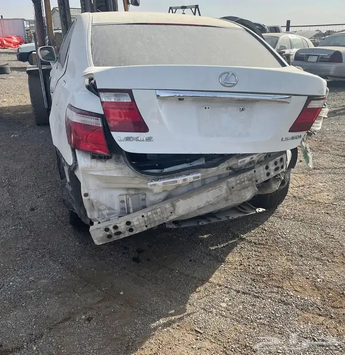 لكزس 460 LS مصدووم للبيع قطع غيار فقط 1