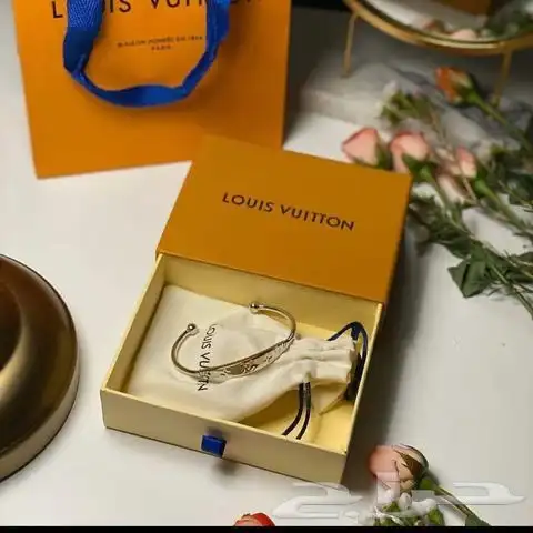 اقلام كارتير واساور لويس وشنط 3