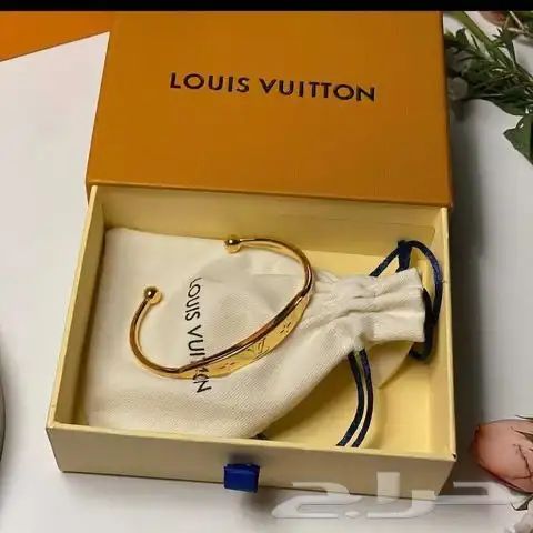 اقلام كارتير واساور لويس وشنط 4