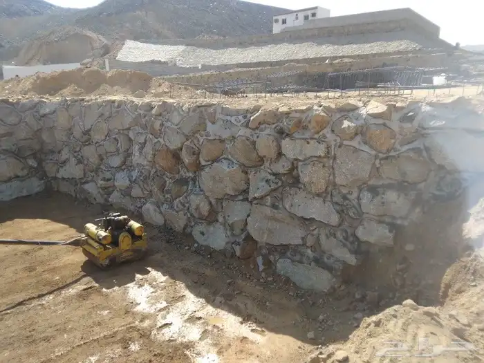 معلم حجر وبوكلين للايجار وتخريم صخور 17