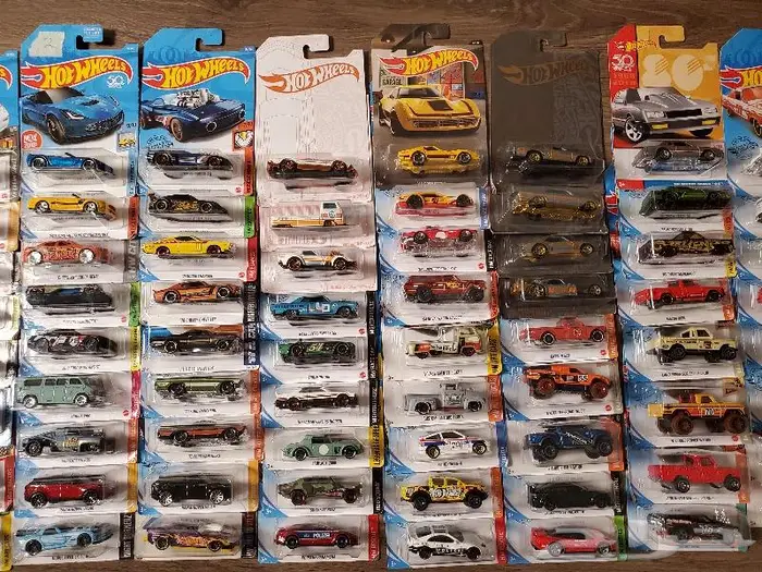 اكثر من 100 سيارة هوت ويلز Hot wheels وغيرها نادرة ومميزة 54