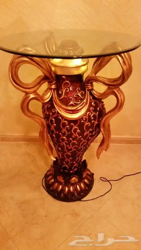 طاوله ميماره فاخرة بداخلها اضاءة من سنتربونت 1