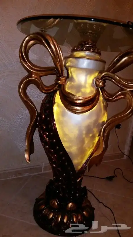 طاوله ميماره فاخرة بداخلها اضاءة من سنتربونت 3