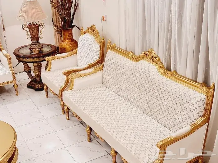 دلع منزلك بأجمل اطقم الكنب الكلاسيكية الملكية 12