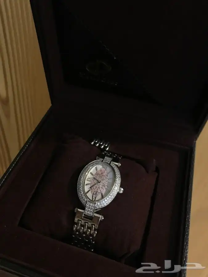ساعة بحبات ألماس 0
