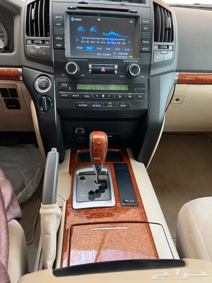 (تم البيع)جيب لاندكرور 2012 مخزن 70