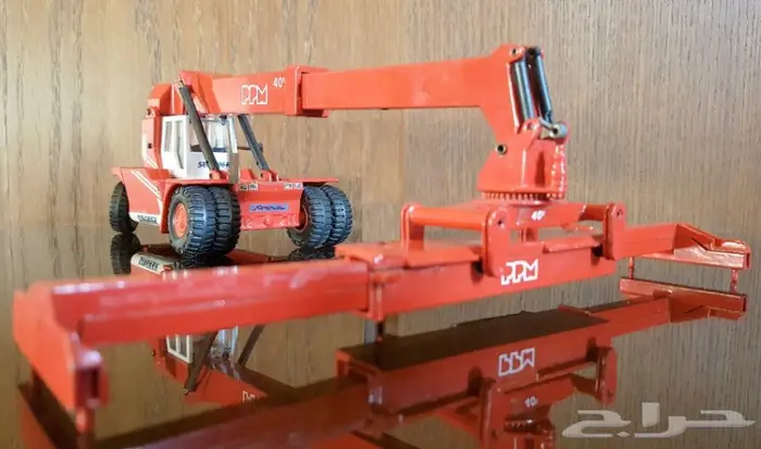 مجسم كرين رافعة حاويات تلسكوبي اسباني 0