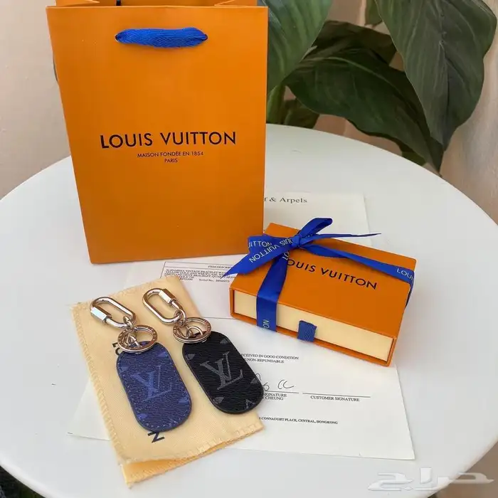 ميدليات لويس فيتون لونين ازرق واسود جميله جميله جميله  4