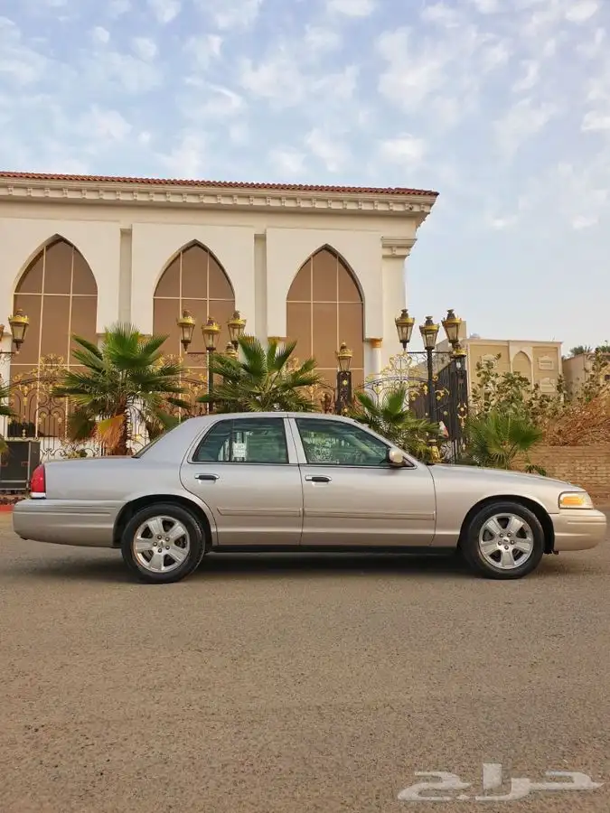 ( مباع ) فورد كراون فكتوريا 2011 13