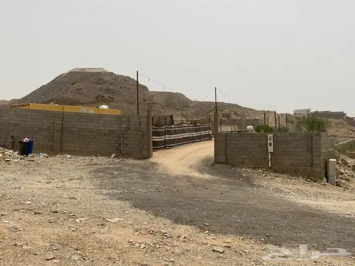 غرف مع حوش للاجار السنوي حي الحرزات 0