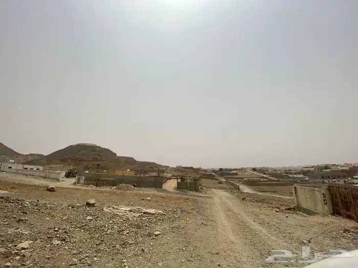 غرف مع حوش للاجار السنوي حي الحرزات 1