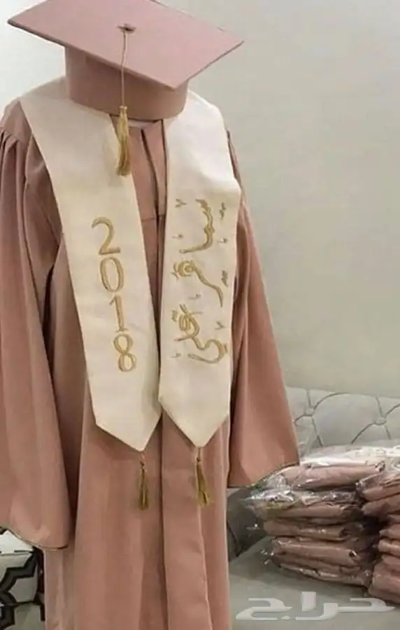 روب التخرج بالإسم 36