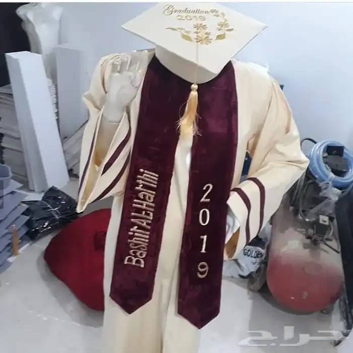 روب التخرج بالإسم 18