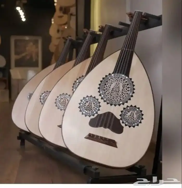 لبيع جميع انواع الالات الموسيقية اعواد جيتار كمان اورج 42