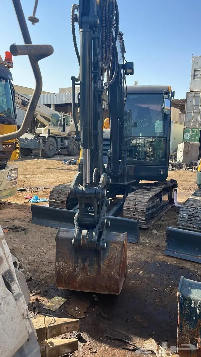 MINI EXCAVATOR 2-6 TON حفار صغير للايجار 2-6 طن 5
