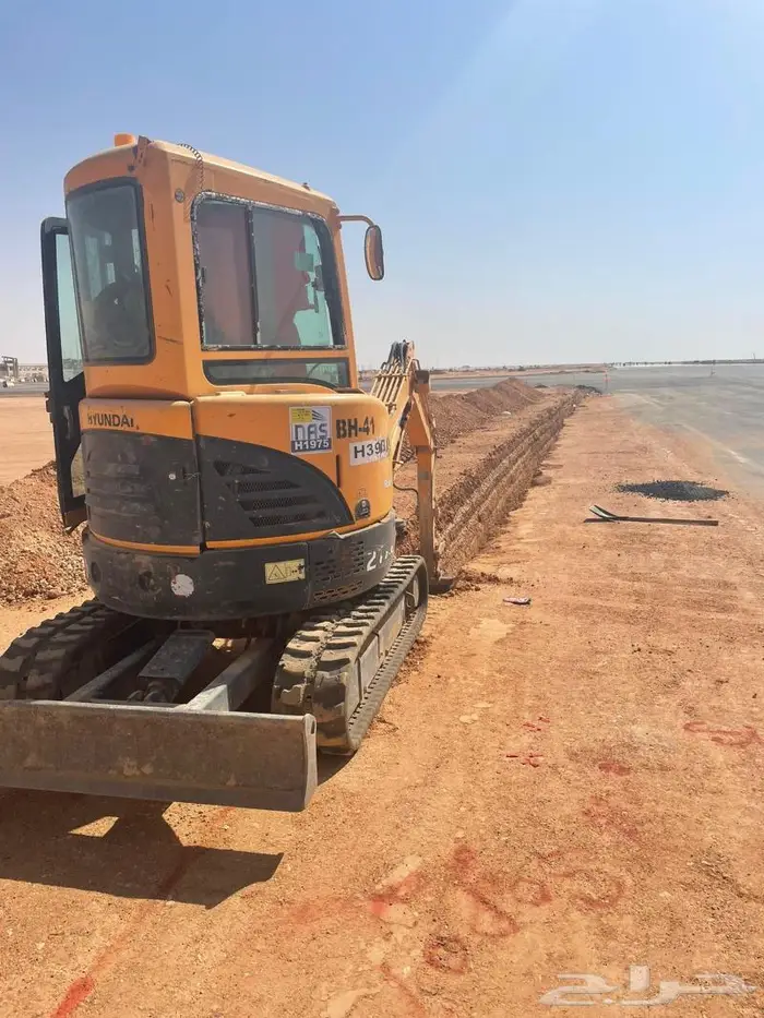 MINI EXCAVATOR 2-6 TON حفار صغير للايجار 2-6 طن 10