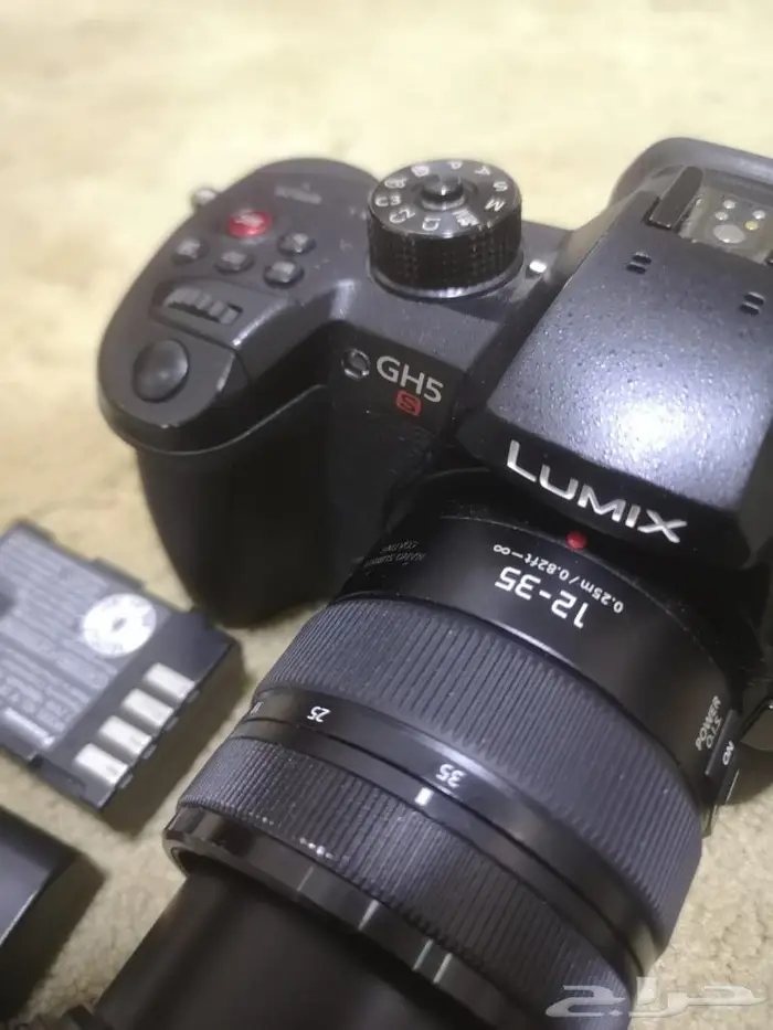 للبيع كاميرا PANASONIC GH5s و3 بطاريات وعدستي 0
