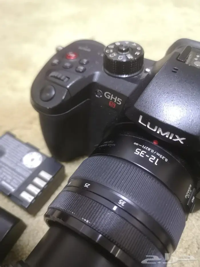 للبيع كاميرا PANASONIC GH5s و3 بطاريات وعدستي 5