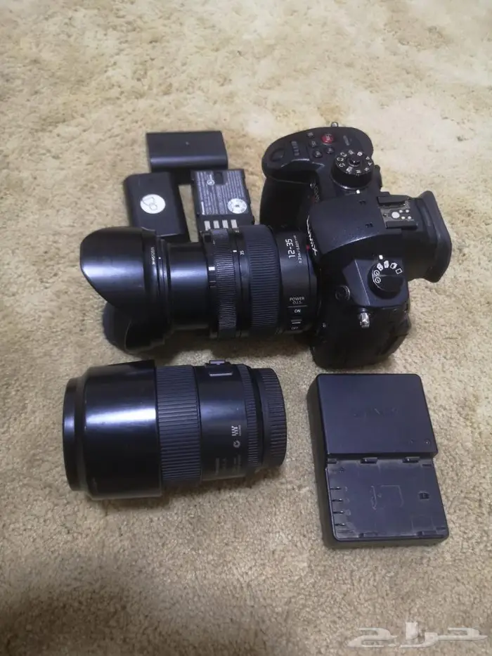 للبيع كاميرا PANASONIC GH5s و3 بطاريات وعدستي 7