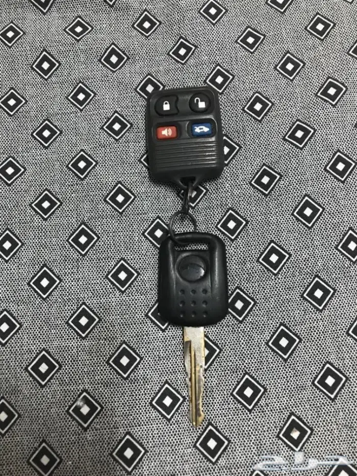 للبيع قطع غيار فورد جراند ماركيز موديل 2002 28