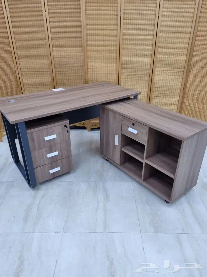 مكاتب خشب وحديد كلاسيك جديد بالكرتون 1