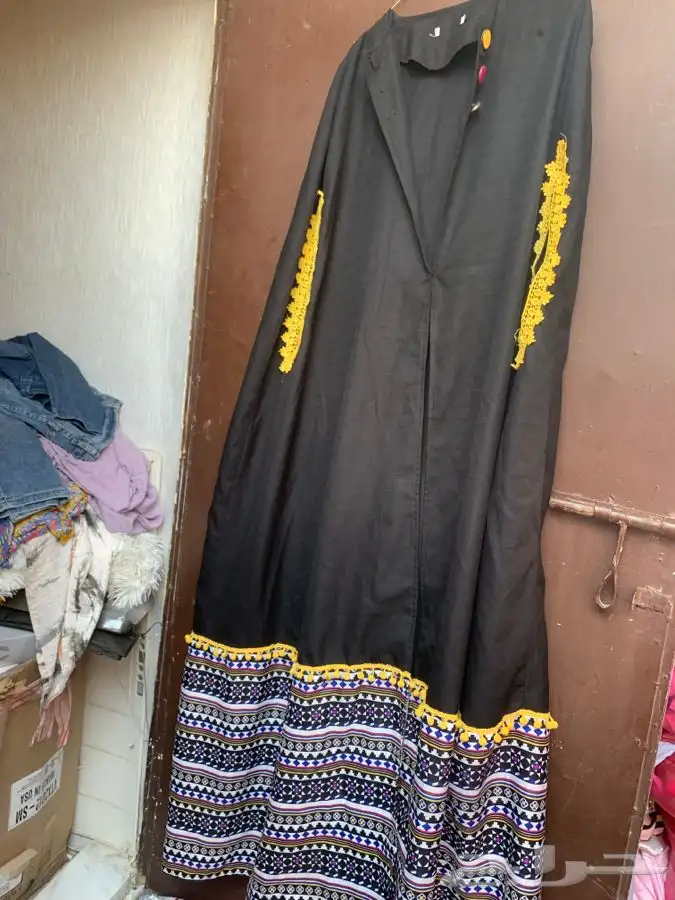 جلابيات وعبايات وملابس نسائية شبه جديدة 96