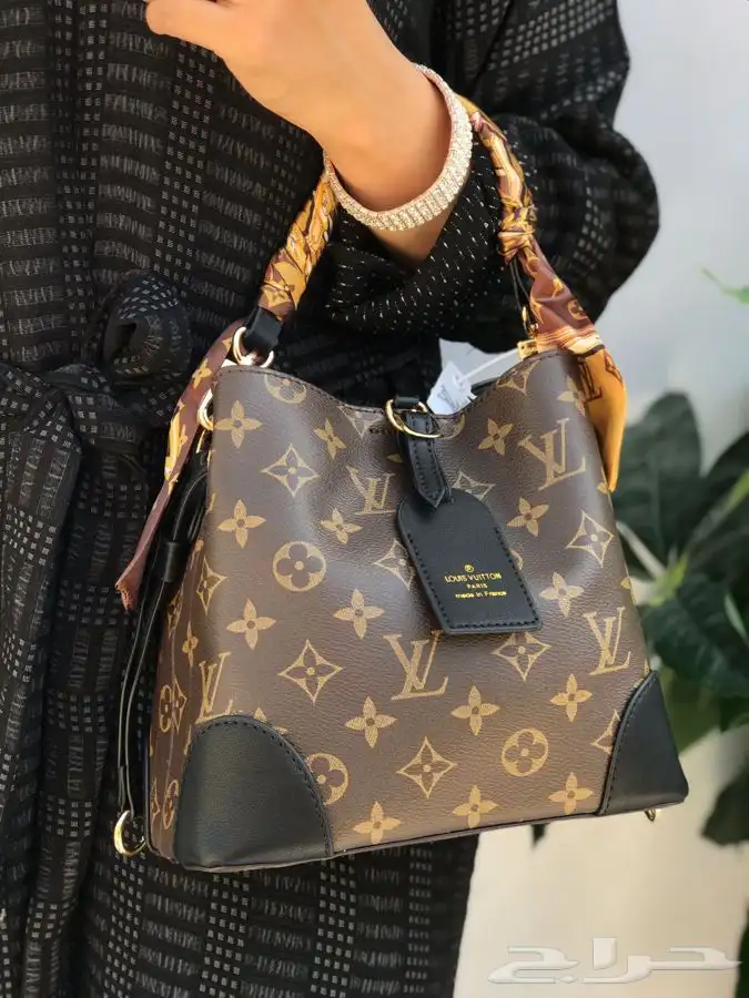شنط ماركات جمله. صاحب المحلات والموقع الكتروني 83