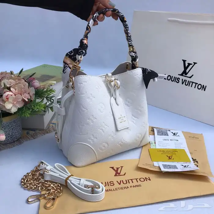 شنط ماركات جمله. صاحب المحلات والموقع الكتروني 72