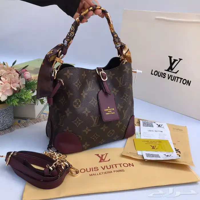 شنط ماركات جمله. صاحب المحلات والموقع الكتروني 80