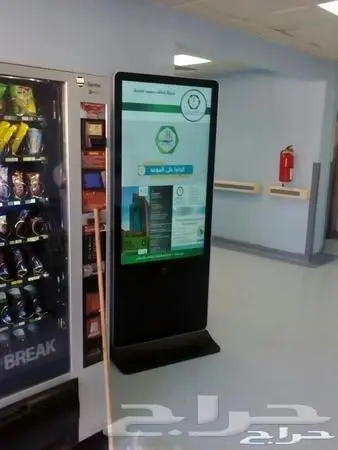 استاند شاشات اعلانات طولية للفاعليات والمؤتمرات 1
