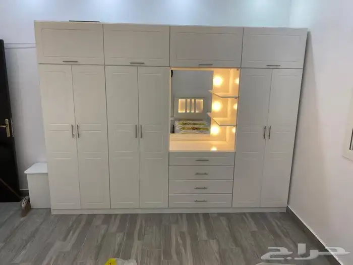 دولاب تصميم جديد مع تسريحة وسط 0