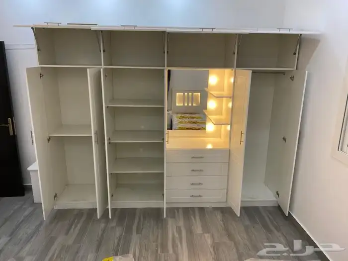 دولاب تصميم جديد مع تسريحة وسط 1