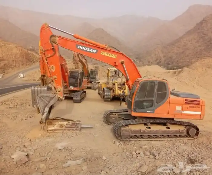 (بوكلين وكسارة) للبنيان وتكسير وتفريس الحجر  وحفر وقص أراضي 0