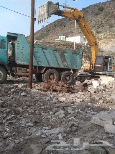 بكلين لقص الاراضي وبناالحجر والردميات والهدم 0