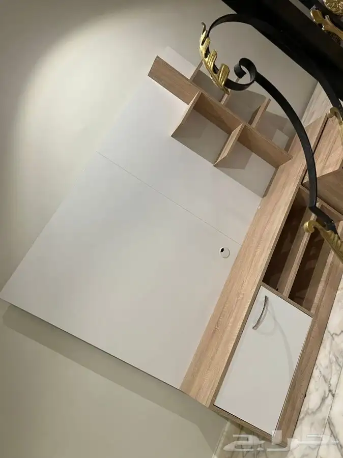 مكتبه ديكورها ابيض وخشبي 3