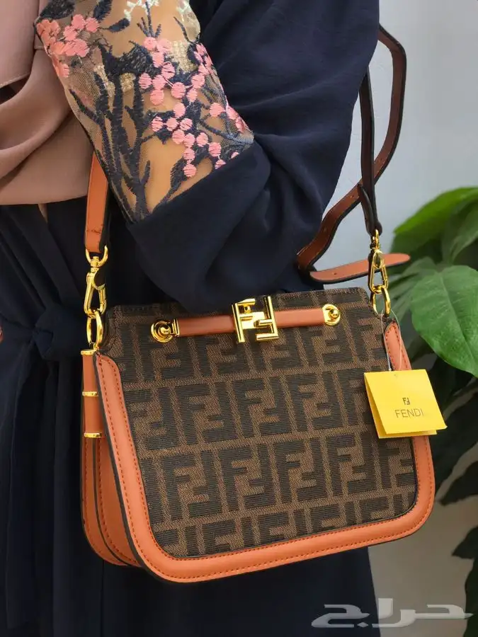 شنط. ماركات. سعر جمله الجملة صاحب المحلات والموقع الكتروني 52