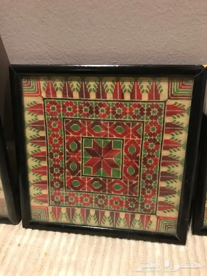 3 لوحات بداخلها نقشات يدوية 3