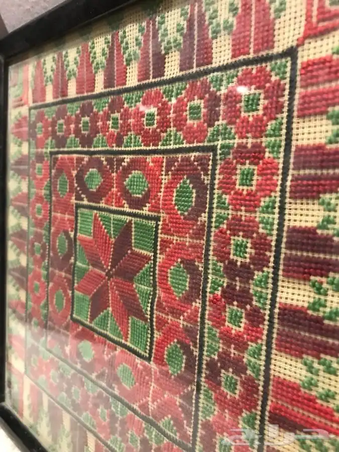 3 لوحات بداخلها نقشات يدوية 5