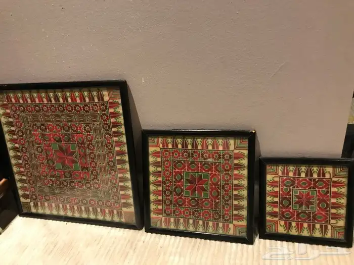 3 لوحات بداخلها نقشات يدوية 4